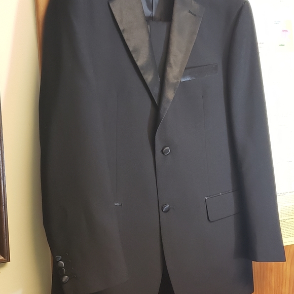 Tuxedo - Picture 16 of 16